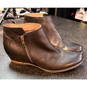 Dansko Women's Size 40 Leyla Black Leather Hidden Wedge Comfort Ankle Booties